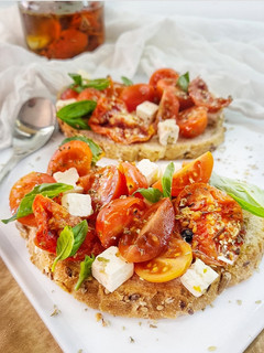 Una foto de Tostas de tomates, queso feta y albahaca