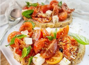 Foto principal de Tostas de tomates, queso feta y albahaca