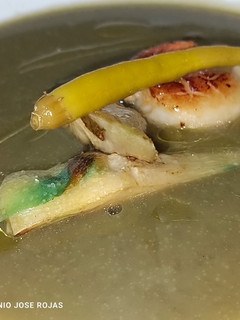 Una foto de Crema de alcachofas y viera