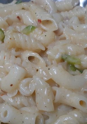 व्हाइट सॉस पास्ता (white sauce pasta recipe in Hindi) रेसिपी मुख्य फोटो
