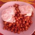 Garbanzos fritos con huevos