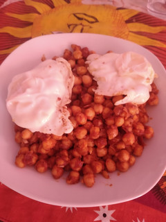 Una foto de Garbanzos fritos con huevos