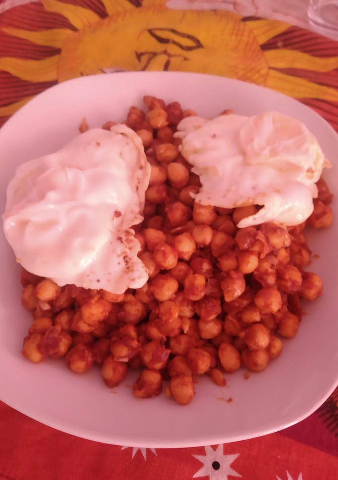 Una foto de Garbanzos fritos con huevos