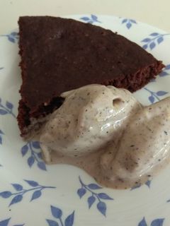 Una foto de Brownie en sartén y helado sin azúcar