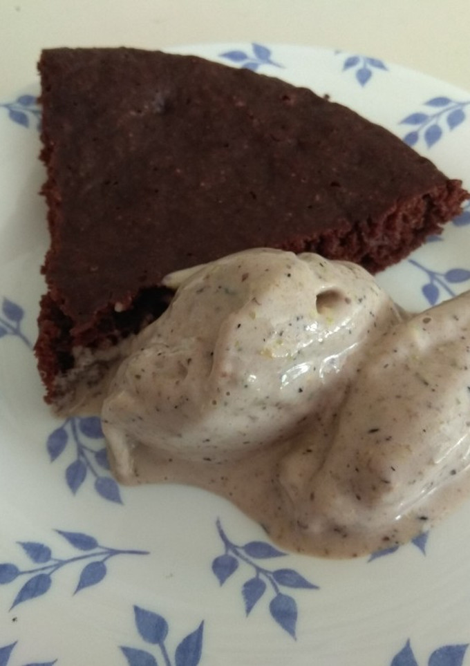 Una foto de Brownie en sartén y helado sin azúcar