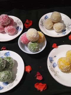 फ्लेवर्ड कोकोनट लड्डू (flavored Coconut Ladoo recipe in hindi) रेसिपी मुख्य फोटो