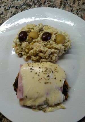 Una foto de Croquetas de humus y verduras con ensalada de arroz y Tampico