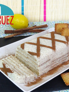 Una foto de Tarta de arroz con leche y galletas