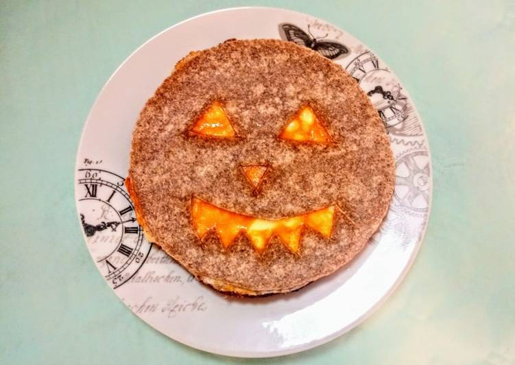 Steps to Make Award-winning Quesadilla Jack&#39;O&#39;Lantern para Halloween