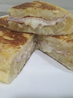 Una foto de Tortilla rellena de jamón york y queso en Mambo