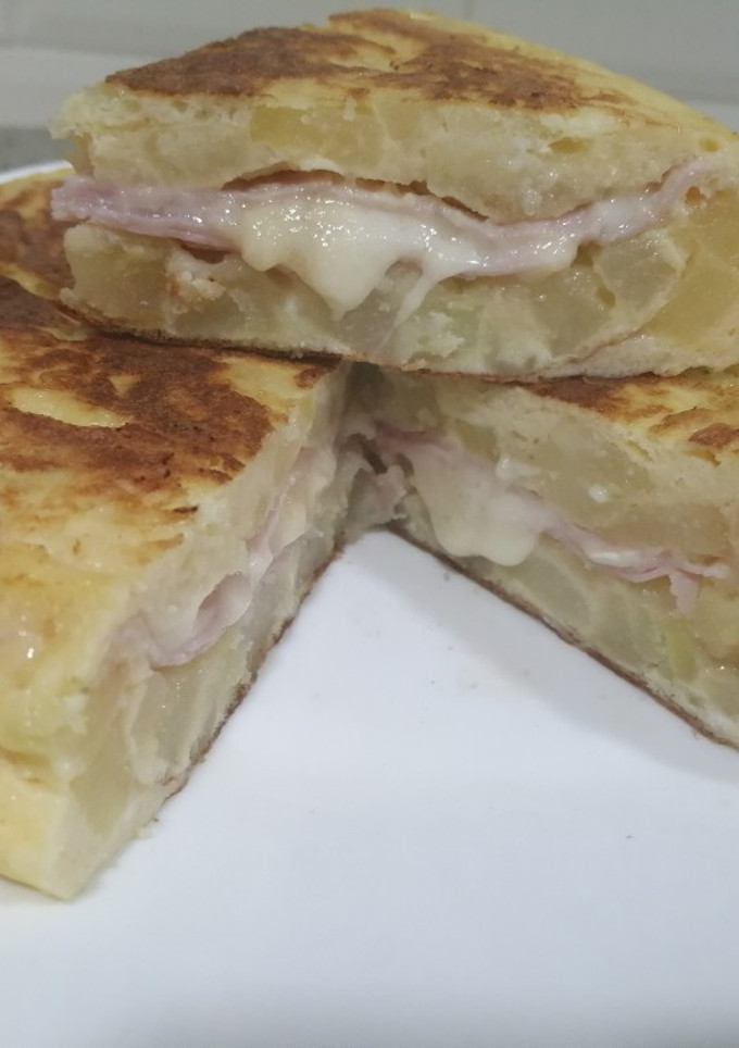 Una foto de Tortilla rellena de jamón york y queso en Mambo