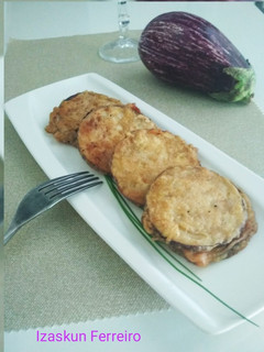Una foto de Discos de berenjena con jamón y queso