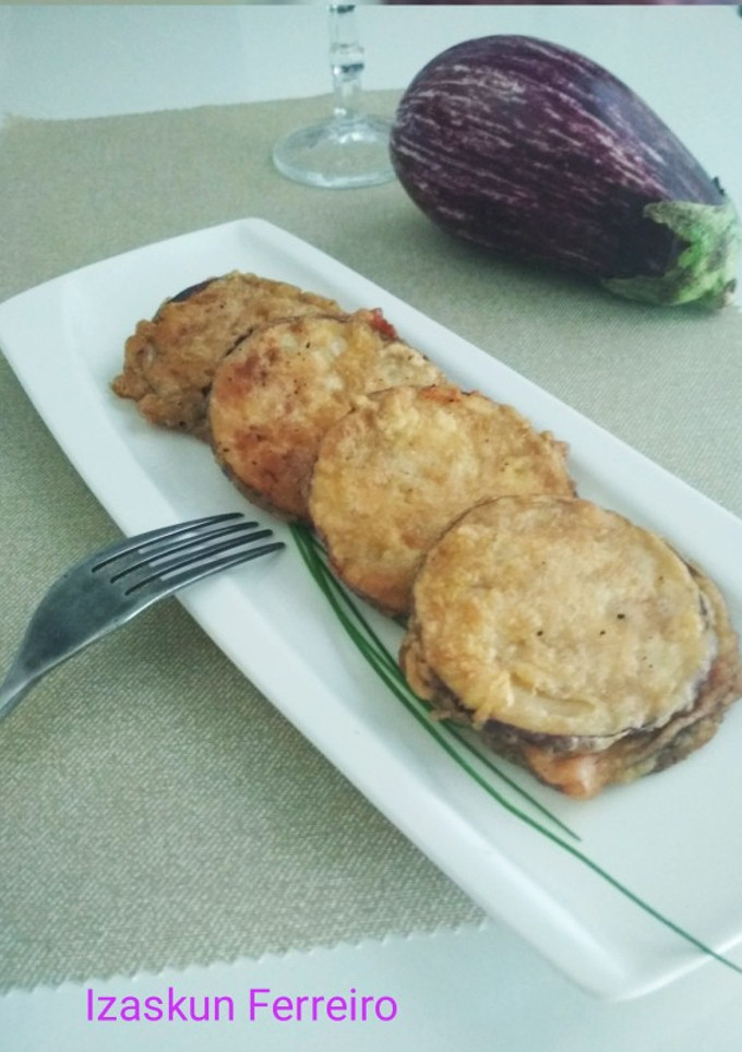 Una foto de Discos de berenjena con jamón y queso