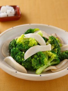 【家樂福廚房】高鈣料理》綠花椰菜炒杏鮑菇 的食譜成品照片