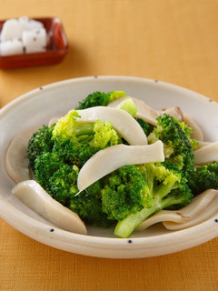 【家樂福廚房】高鈣料理》綠花椰菜炒杏鮑菇 的食譜成品照片