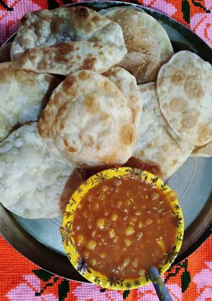 রেসিপি-লুচি-ঘুগনি (Luchi gugni recipe in bengali) রেসিপির প্রধান ছবি