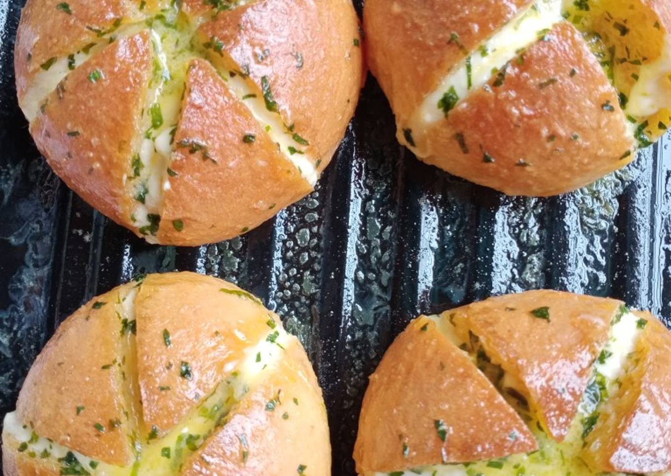 Korean Garlic Cheese Bread