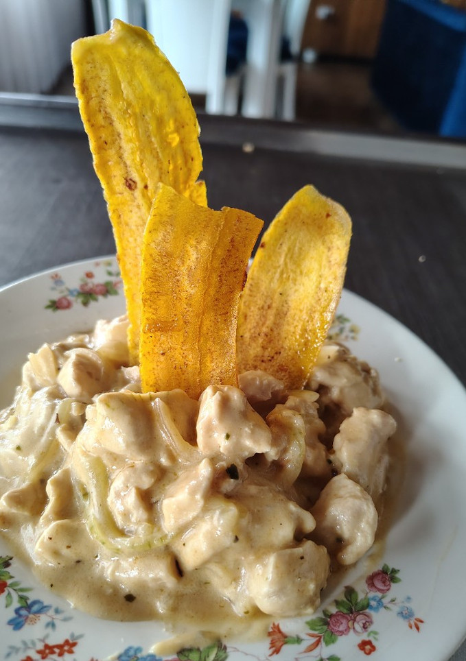 Una foto de Pollo en salsa stroganoff a mi estilo💫