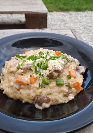 Una foto de Risotto de hongos, vegetales y carne🥘