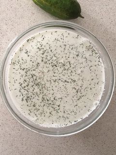 Una foto de Tarator, sopa fría de pepino. Receta búlgara ideal para el calor veraniego