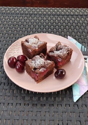 Cseresznyés kakaós kevert sütemény glutén- és tejmentesen recept fotója