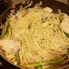 A picture of Lemon asparagus chicken pasta.