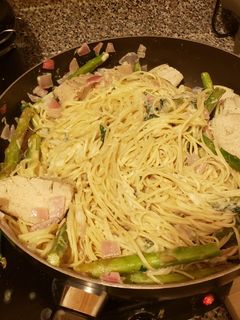 A picture of Lemon asparagus chicken pasta.