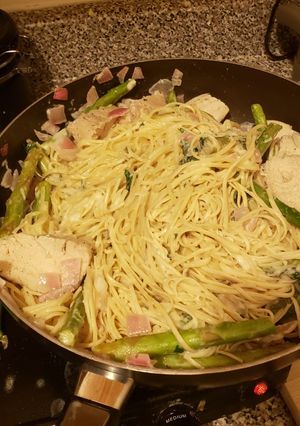 A picture of Lemon asparagus chicken pasta.