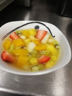 Una foto de Macedonia de frutas con licor de manzana