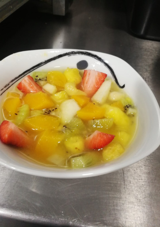 Una foto de Macedonia de frutas con licor de manzana