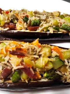 Una foto de Berenjenas rellenas con arroz basmati y verduras