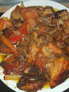 Una foto de Pollo a la miel con verduras