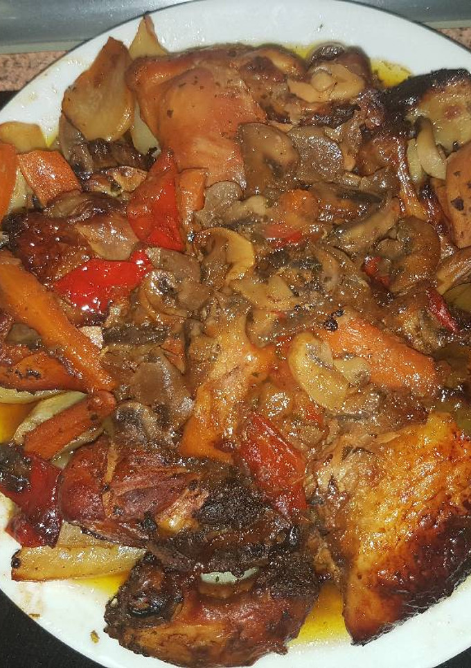 Una foto de Pollo a la miel con verduras