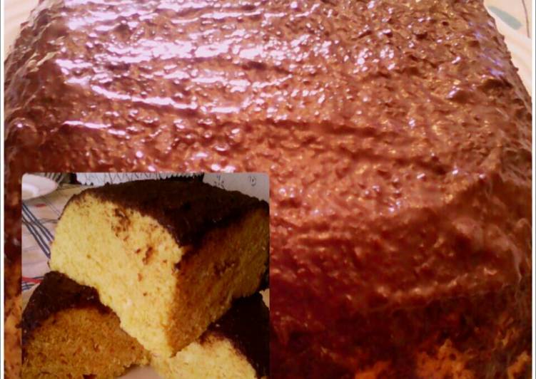 Bizcocho de zanahoria cubierto de chocolate al microondas