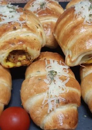 Una foto de Croissants salados rellenos con un sabor irresistible