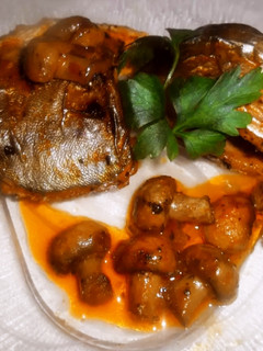 Una foto de Lubina y champiñones con salsa picante de mantequilla y limón