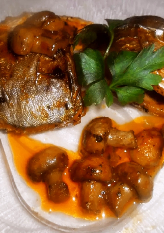Una foto de Lubina y champiñones con salsa picante de mantequilla y limón