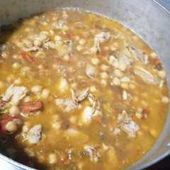Una foto de Garbanzos con costilla de cerdo 🐽 🥰