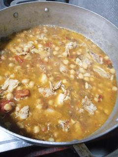 Una foto de Garbanzos con costilla de cerdo 🐽 🥰