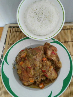 Una foto de Pollo encebollado y arroz blanco