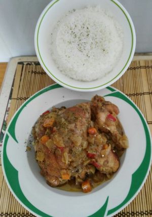 Foto principal de Pollo encebollado y arroz blanco