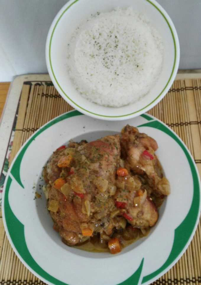 Una foto de Pollo encebollado y arroz blanco