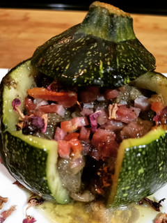 Una foto de Calabacín relleno de boletus y Cabrales