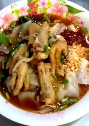 รูปของ เส้นใหญ่ต้มยำตีนไก่