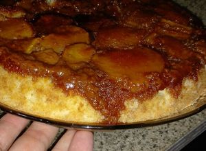Una foto de Torta de manzanas esponjosa con dulce de leche y claras a nieve
