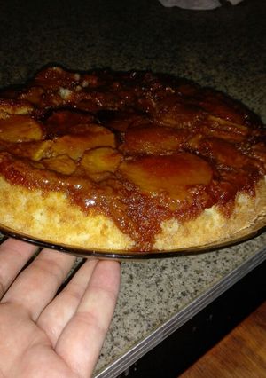 Una foto de Torta de manzanas esponjosa con dulce de leche y claras a nieve