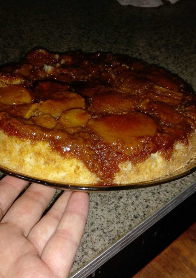 Una foto de Torta de manzanas esponjosa con dulce de leche y claras a nieve