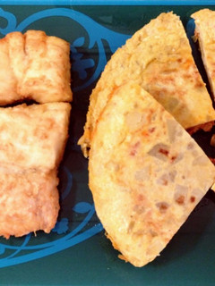 Una foto de Merluza frita y tortilla de patatas con chorizo ibérico