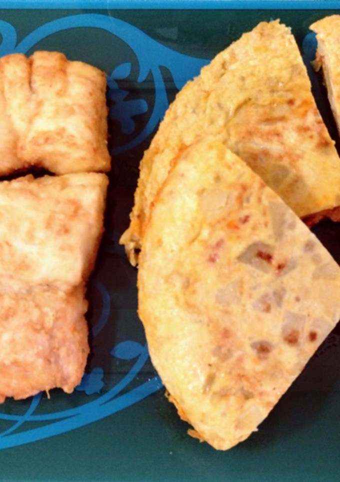Una foto de Merluza frita y tortilla de patatas con chorizo ibérico