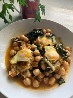 Una foto de Potaje vegetariano de garbanzos, con acelgas y huevos de codorniz